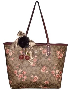 Coach Reversible City Tote In Signature Canvas With Prairie Daisy Cluster Print